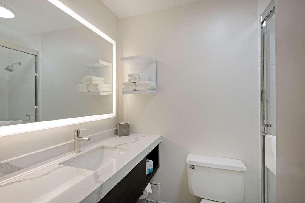 The Lux Hotel & Conference Center, Ascend Hotel Collection Waterloo Szoba fotó